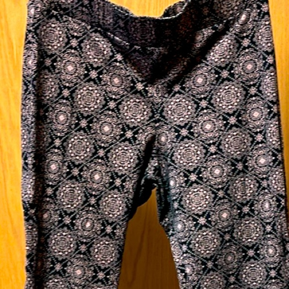 Torrid signature leggings. Women’s size 2. Black with pink/ peach design